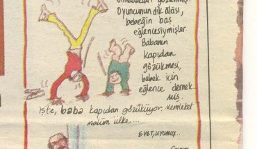 1991 başında “çocuğunu uyurken seven babalar”ı düşünerek çizdiğim bir yeniyıl çizgisinin babalar gününe daha uygun olduğunu düşündüm.
O zamandan bu yana çocuklarıyla ilişkilerini sahici bir iletişim ile zenginleştireni babaların sayısında ciddi bir çoğalma var gibi… Ama temel durumun değişmesi için biraz daha çaba gerekiyor.